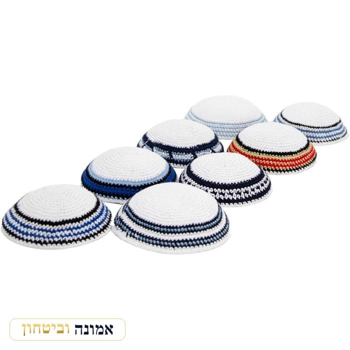 כיפה סרוגה דגמים מעורבים - רקע לבן - - 24 יח — מבט ראשי