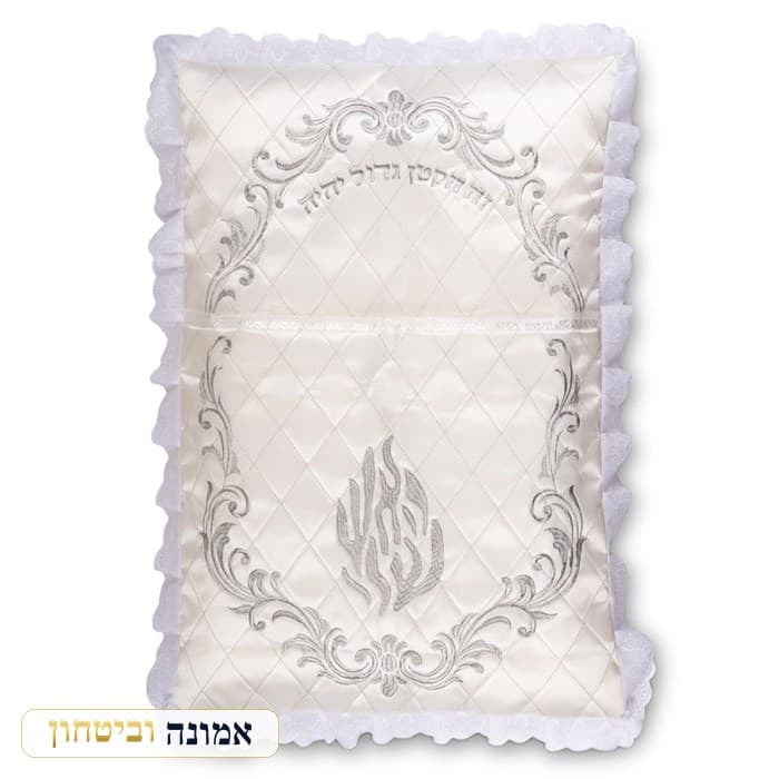 כרית מהודרת לברית מסאטן עם דנטל מסביב, ריקמה — מבט ראשי